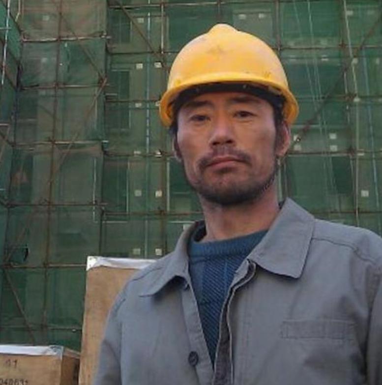 昔日爆红组合街头卖唱,曾经红极一时现在却卖唱的歌手