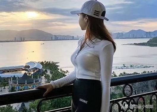 韩国2019泳装女模特走秀,韩国海滩比基尼泳装夏日套装