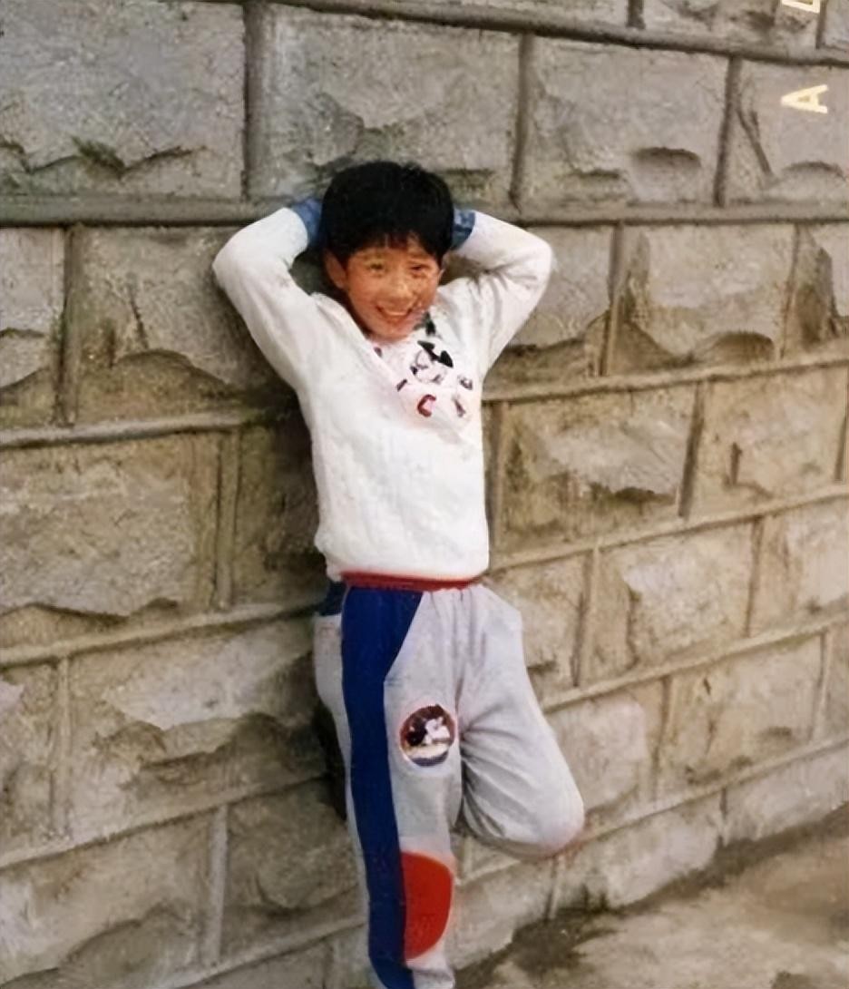 井柏然奶奶养大父母认亲视频,井柏然成为大明星后父母再来认亲