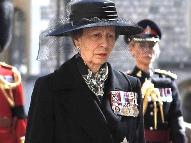 这位公主奶奶太会穿：72岁穿金戴帽，优雅贵气一眼看见