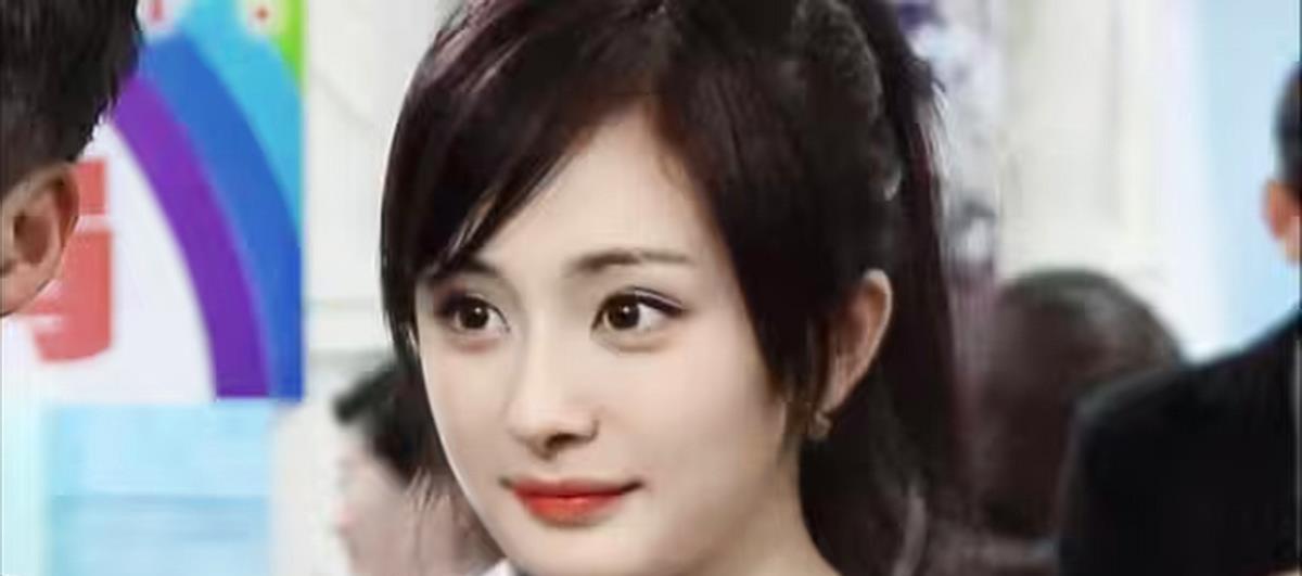 杨幂穿连体衣,杨幂穿连体花苞服