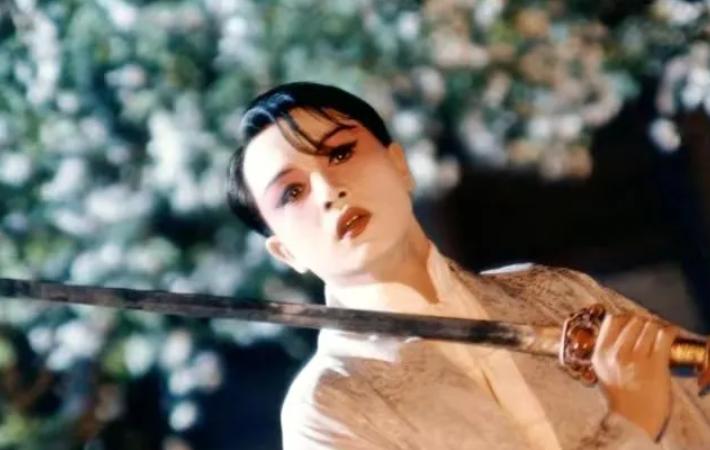 张国荣：被继母淋尿，原生家庭让他苦不堪言，46岁跳楼全身是伤