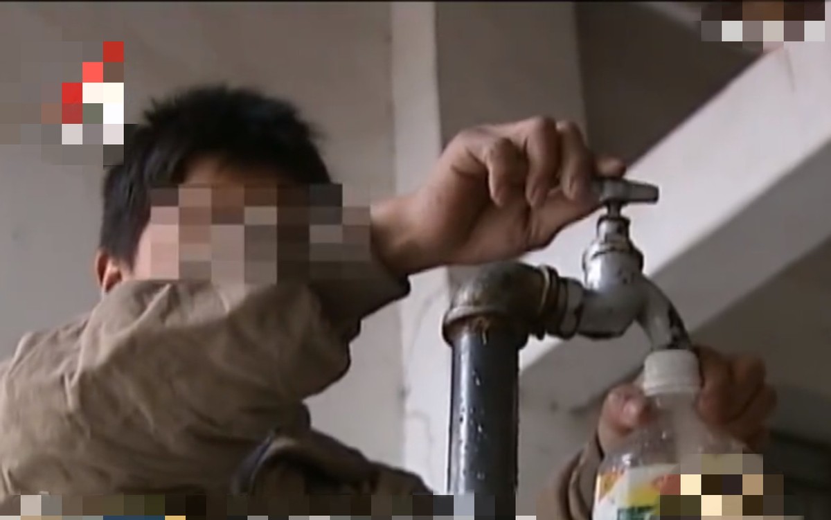 14岁少年异于常人24小时的喝水量,牛饮男孩完整版