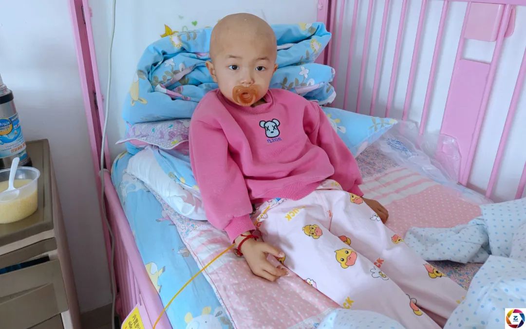 孩子得知爷爷去世崩溃哭泣,女孩得知姥爷去世后大哭