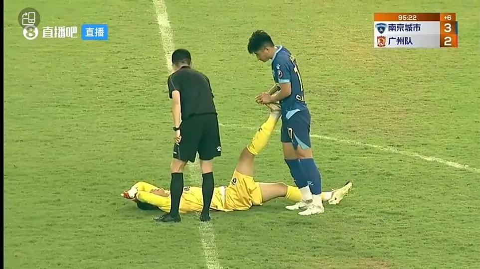 1-4首败广州队门将低级失误,广州队守门员大汗淋漓