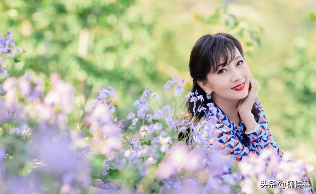 大妈拍照花式姿势丝巾和墨镜,大妈丝巾拍照姿势大全