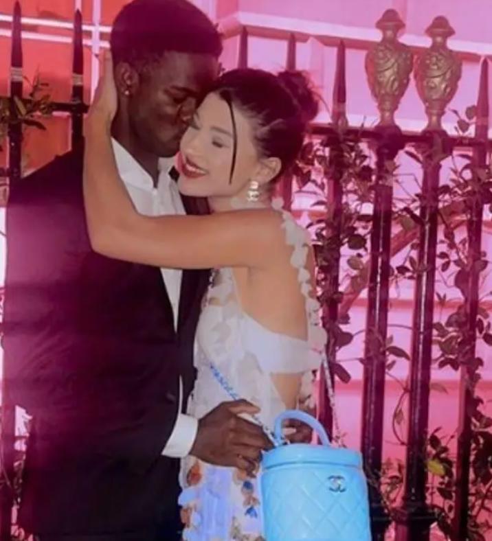 比尔盖茨20岁的掌上明珠，送黑人男友8.6亿豪宅，胸衣外穿走红毯