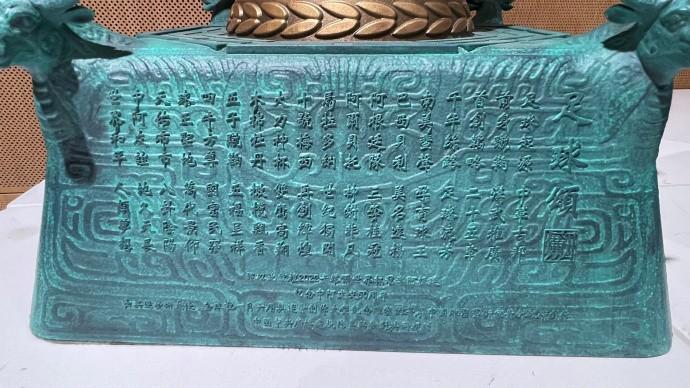 主办方梅西颁奖,今年阿根廷梅西首座冠军奖杯