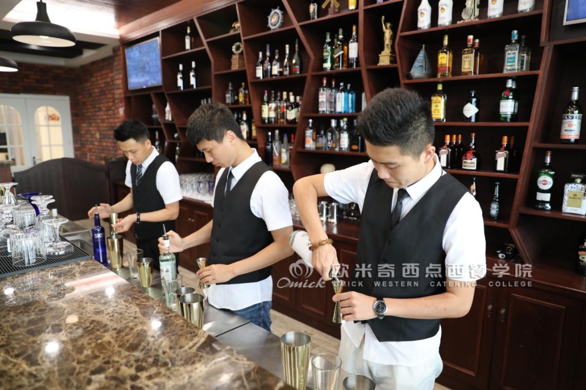 北京调酒师培训哪家好,调酒师在学校还是在酒吧学