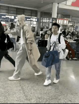 从“好闺蜜”到老死不相往来,再看李小冉和谢娜,究竟谁输谁赢?