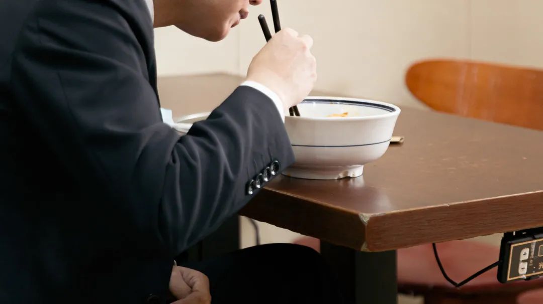 朋友带了特产给我吃要怎么感谢,朋友送的吃的吃出了家乡的味道