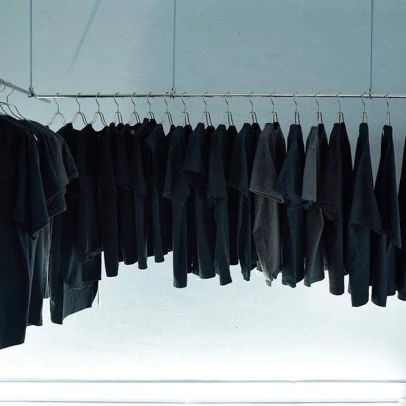 这家只卖白Tee的店成立7周年，干了一件大事