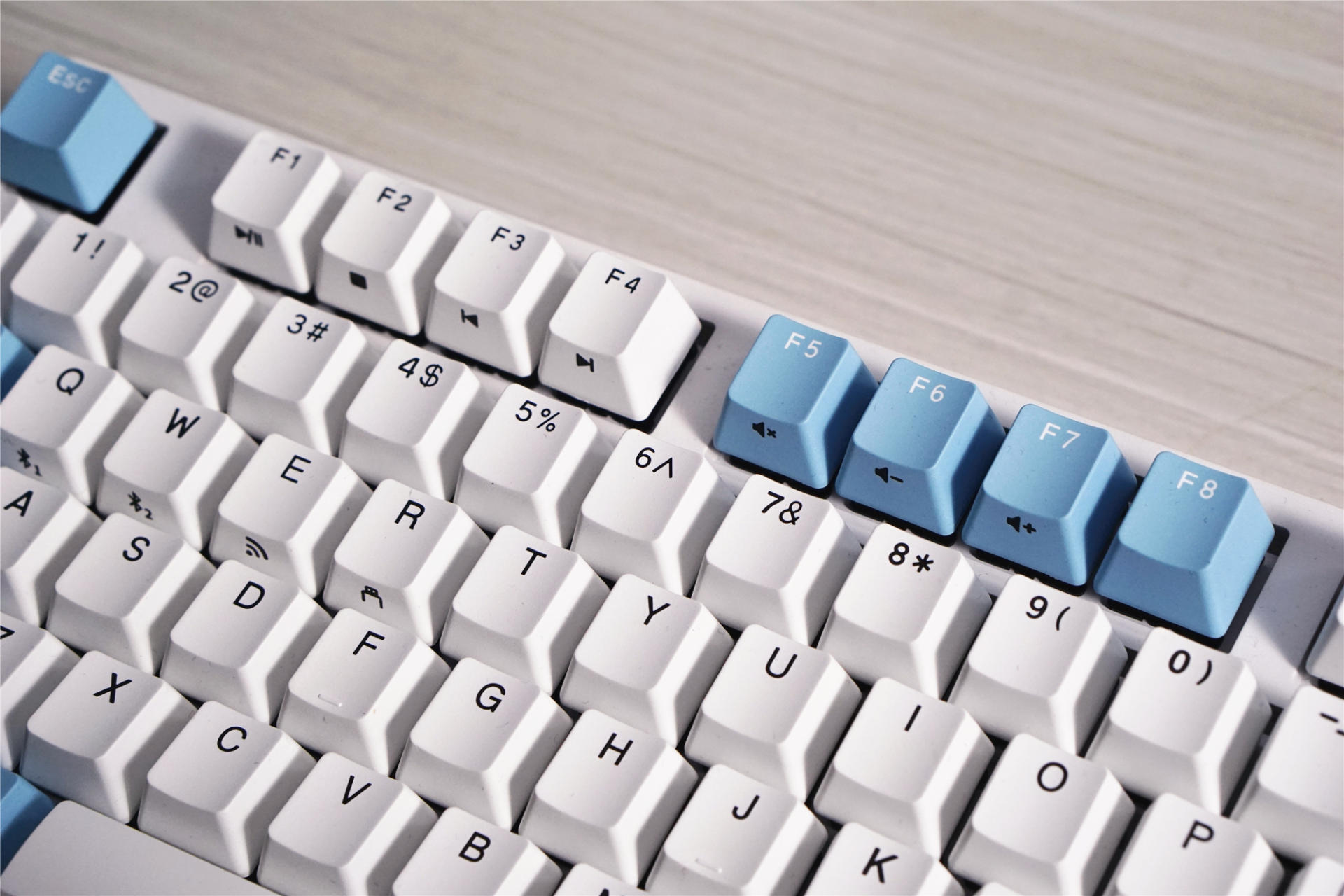 疫情期间居家找事做,耗资2W+打造纯白系居家办公桌面