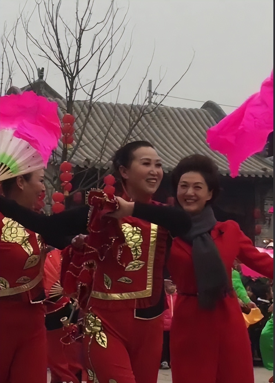 央视主持人海霞经历及婚姻家庭,海霞嫁清华教授恩爱23年视频播放