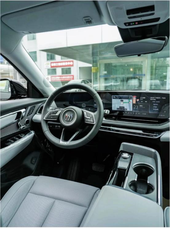 别克E5：电机双引擎的绿色出行选择