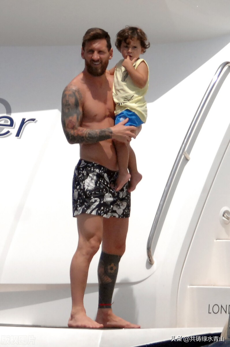 梅西中国行被握手,梅西中国行对球迷笑