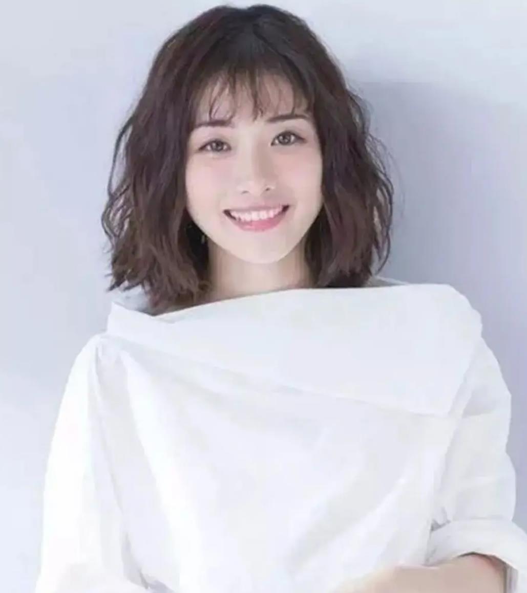 圆脸方脸女孩显脸小发型,圆脸烫什么发型显脸小