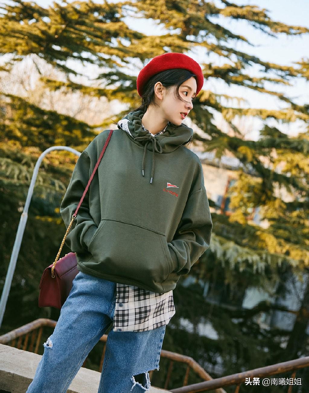 2019年穿卫衣最好看的5种搭配,又到了卫衣配鲨鱼裤的季节了