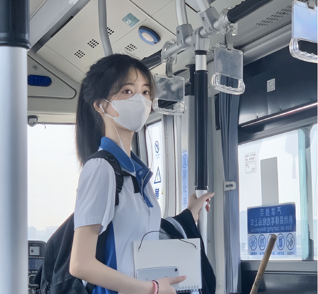 公交车上1名女学生“火了”，坐车时还不忘学习，网友却说是摆拍