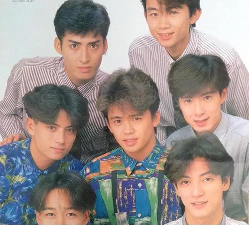 男团教父性侵无数男艺人，逼注射雌激素，死后竟被当伟人！！！