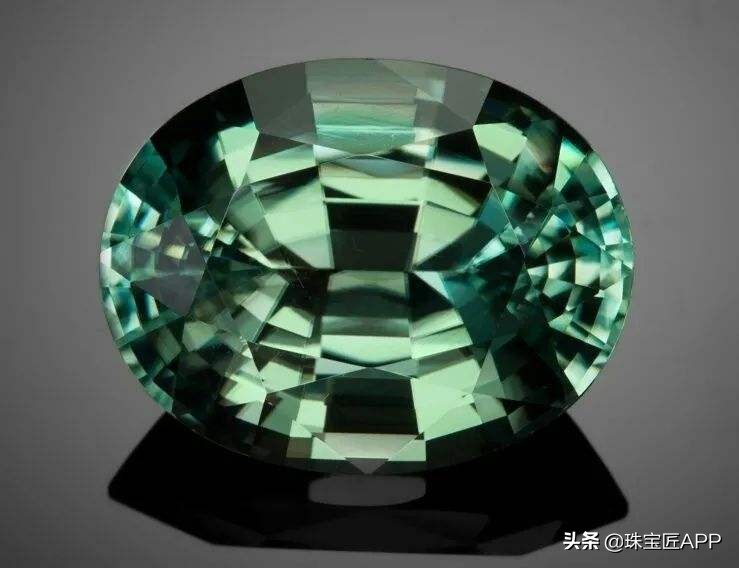 天然锆石有火彩吗,真正的天然红锆石长什么样