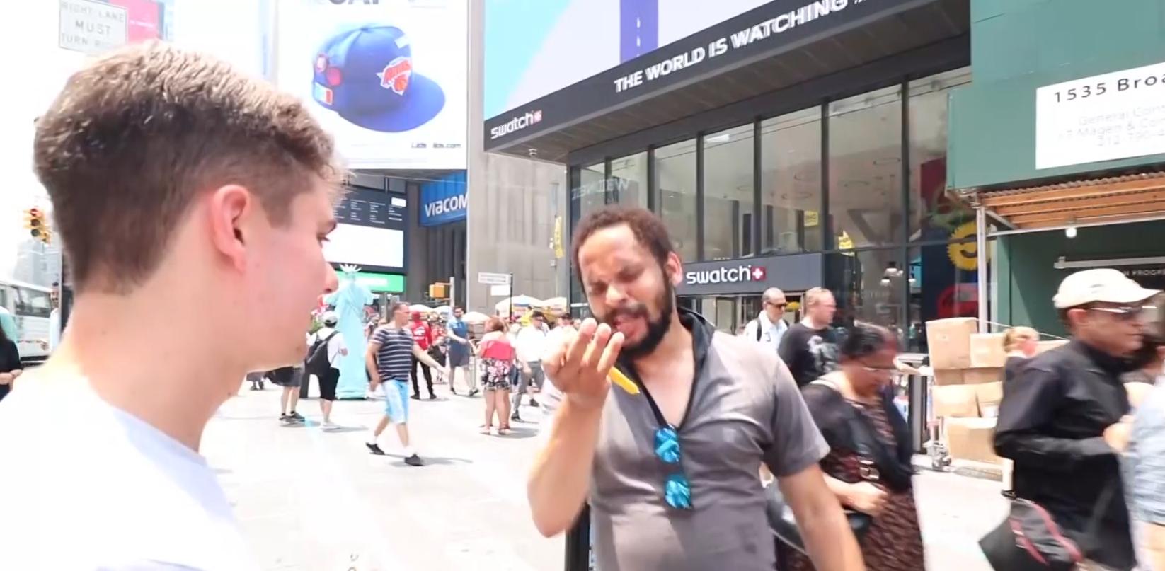 在美国街头第一次吃中国辣条,美国小伙第一次吃中国辣条