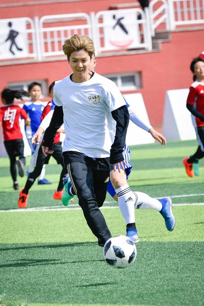 鹿晗带关晓彤看足球比赛,王思聪谈关晓彤跟鹿晗