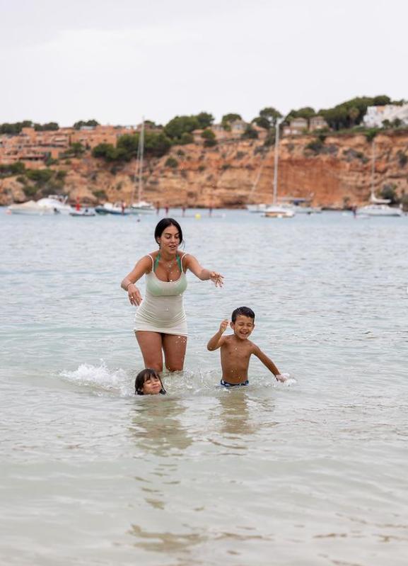 c罗的爸爸和女儿,骄傲的爸爸