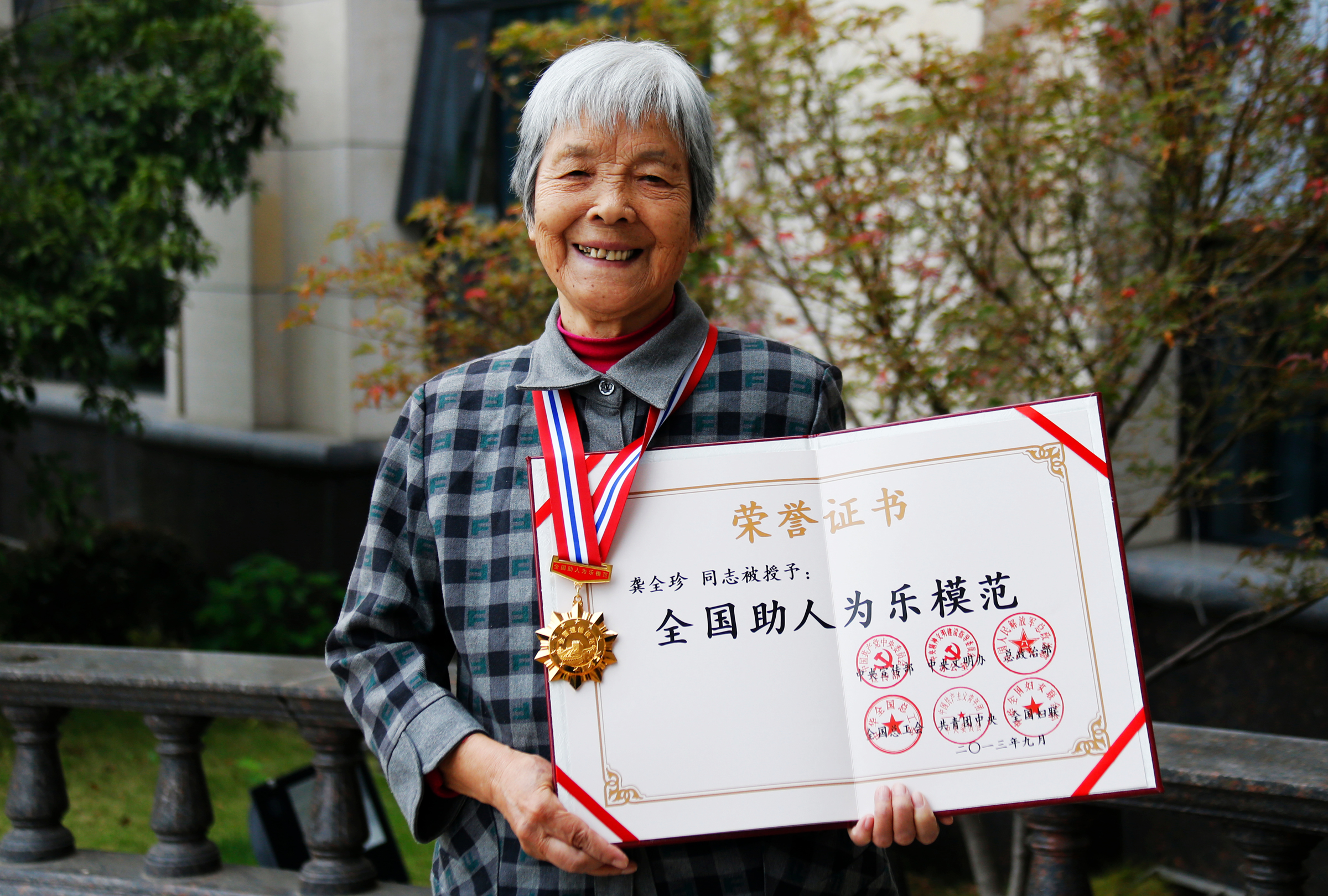 50岁老阿姨在家拍照,70后老阿姨拍照片