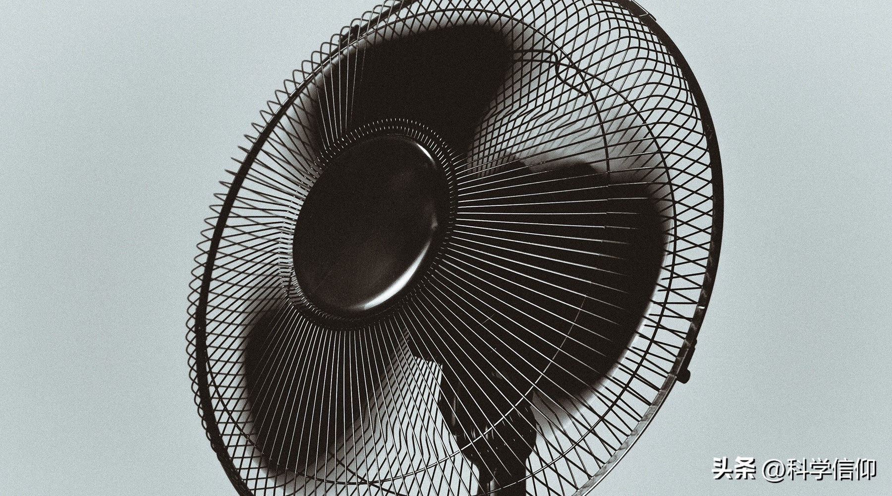 电脑机箱积灰尘可以用风扇吹么,机箱风扇清理灰尘电脑打不开了