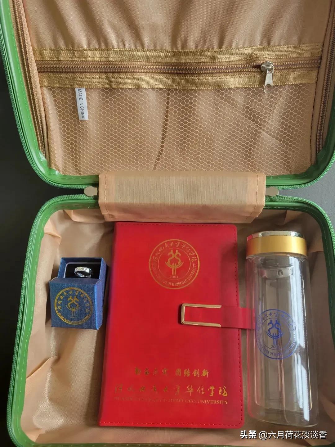 一只杯子一个行李箱...由为高校毕业生发放专属纪念礼物而想到的