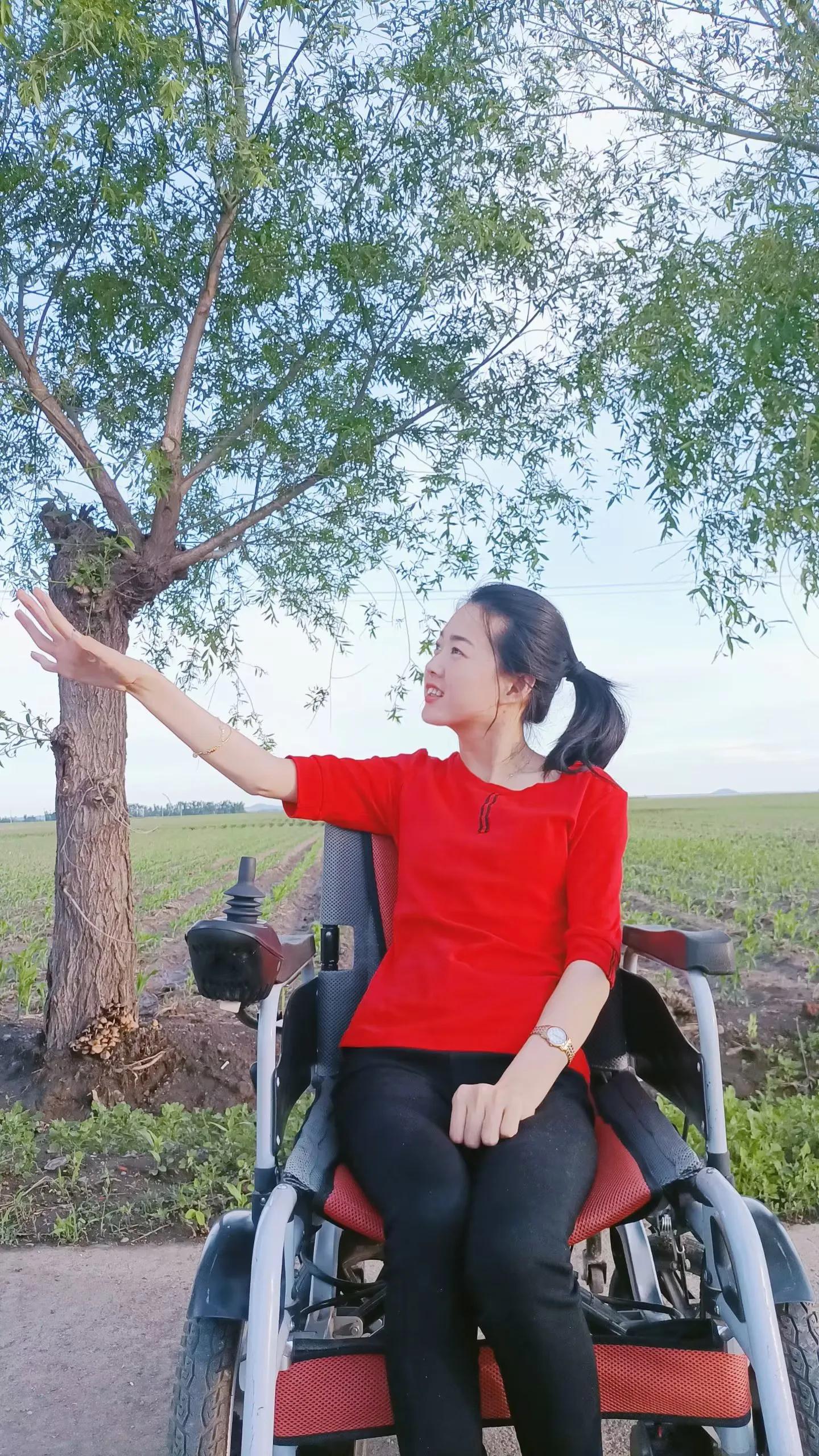 脑瘫关了我一扇门，却打开一扇天窗，让爱照耀进来，温暖我的一生