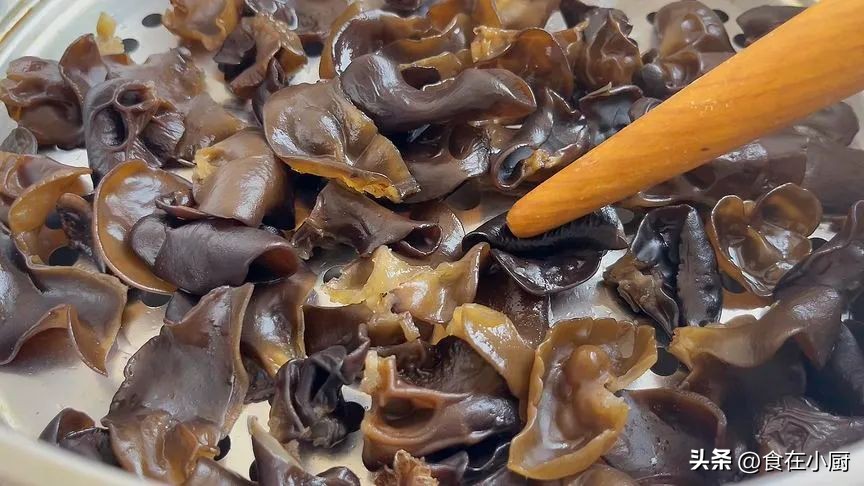 木耳怎么泡干净又快除虫卵,木耳上有很多黑点虫卵还能吃吗