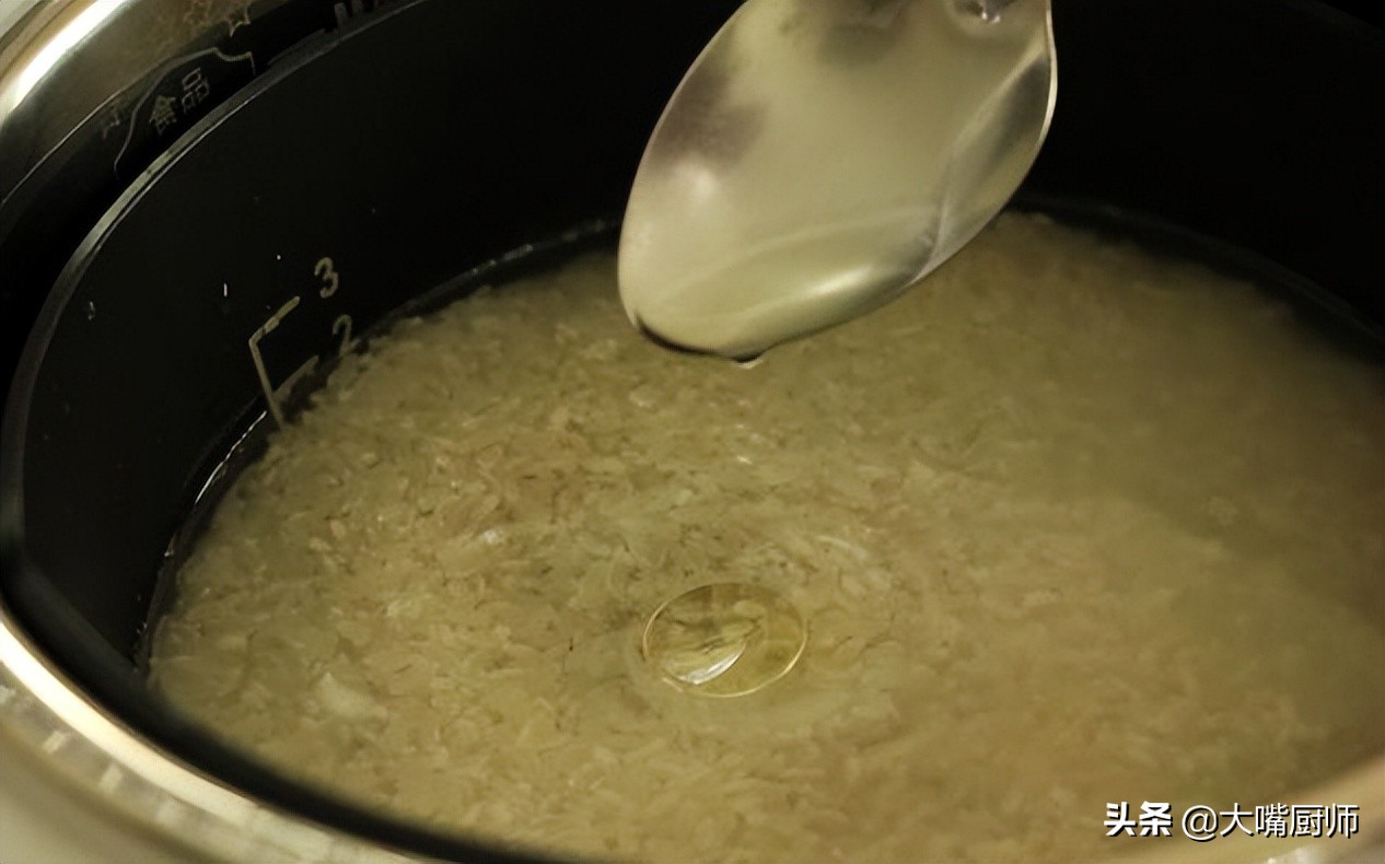 快速煮米饭小技巧图解,米饭别只加水了教你一招松软香甜