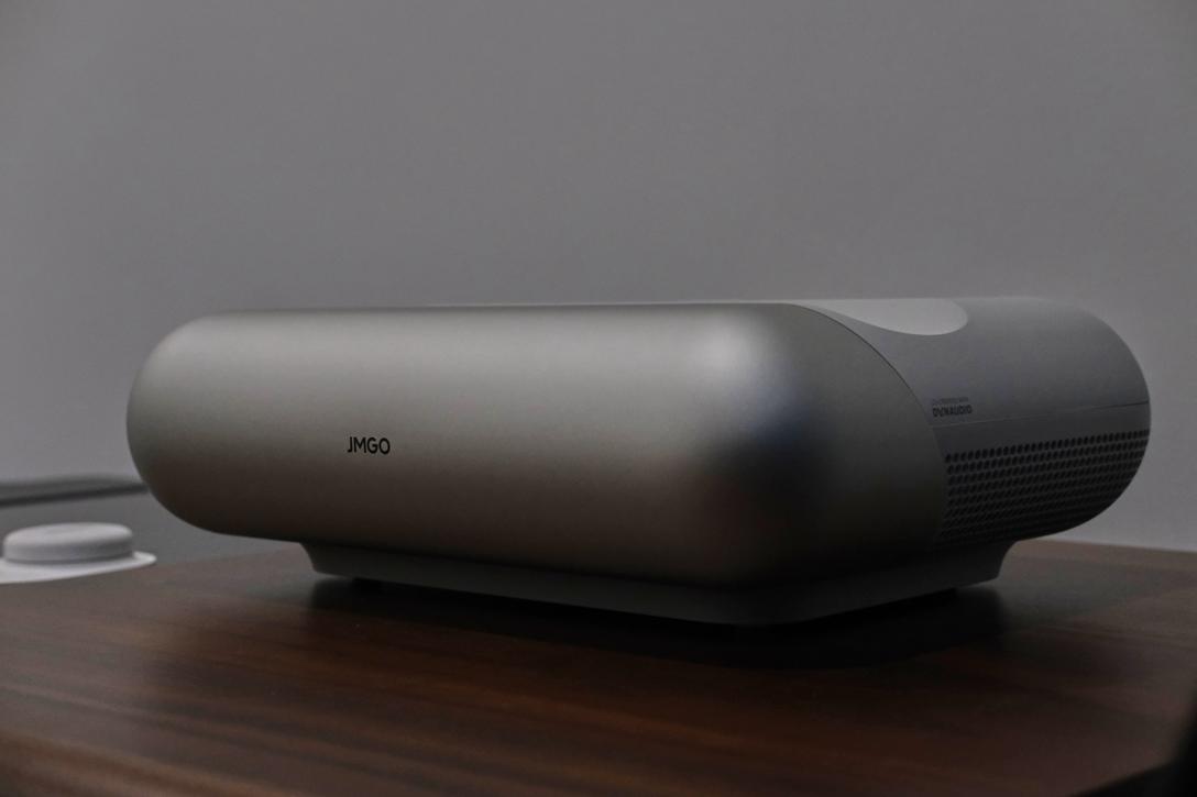 家里空间不够投影仪没法用，看看这台坚果O1S短焦投影仪