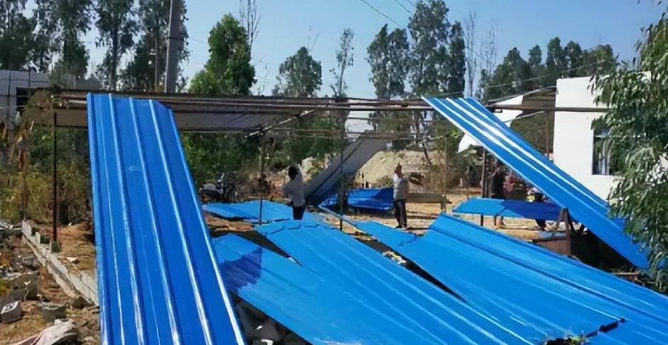 你让我无家可归，我杀你全家！男子怒砍邻居一家5口后，畏罪自杀