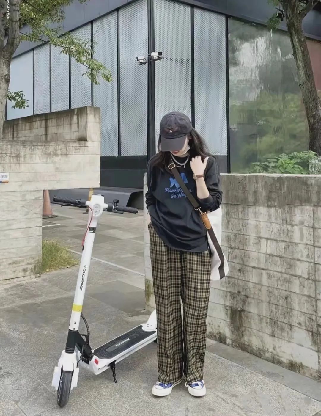 黑色卫衣如何内搭,黑色卫衣搭什么裤子好看