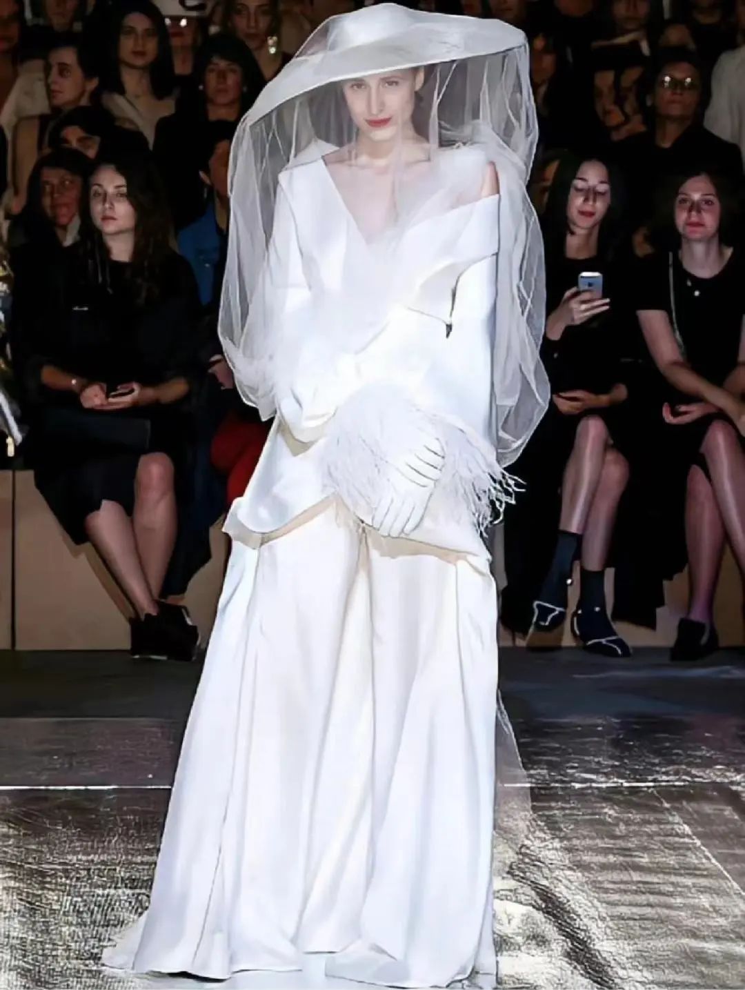 关之琳将拍卖私藏珠宝做慈善,关之琳拍卖51件私人珠宝真假