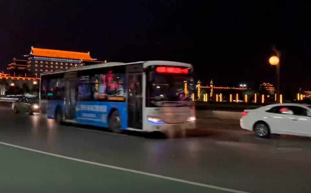 董宇辉7亿,董宇辉行走困难疑脚受伤