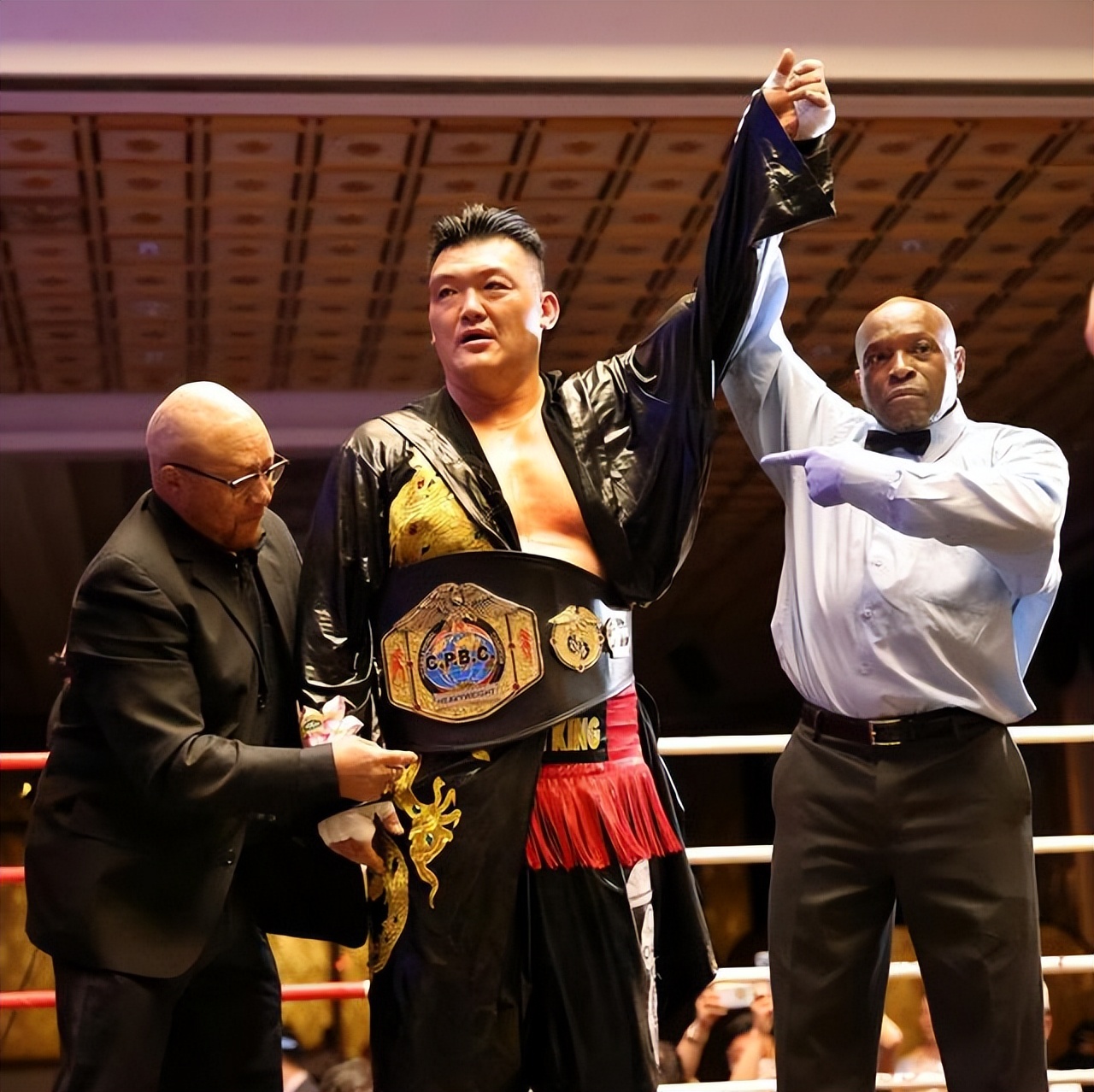 东方巨龙打败黑金刚,世界拳坛张君龙最新比赛