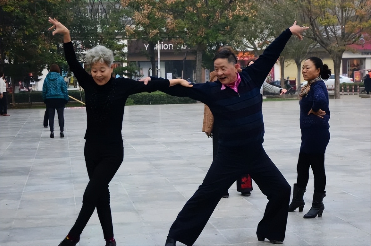 北京大爷当街与女友秀恩爱，两人准备领证结婚，网友：退休金太多