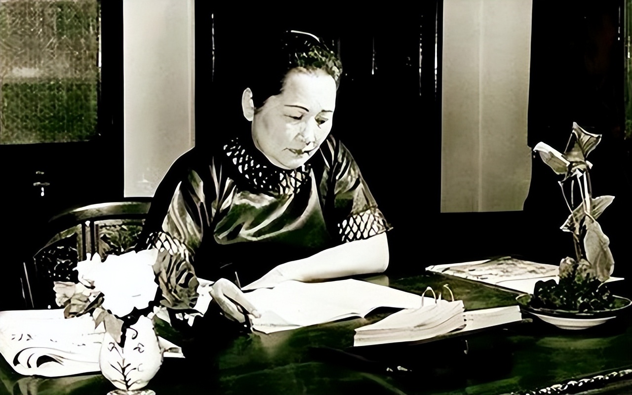 宋庆龄逝世前最后一张照片：无儿无女，保姆担起她的所有后事