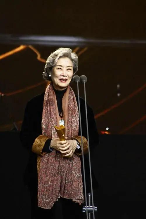 老人中年服装时尚不显老,中老年人穿衣不显老