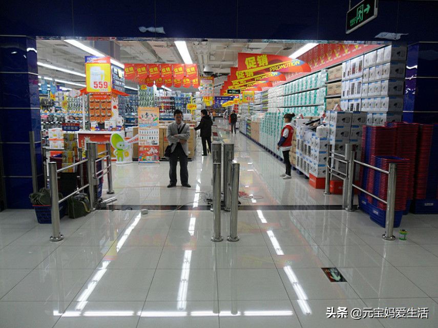 投币一块钱才能使用的购物车,超市一元购物车为什么消失