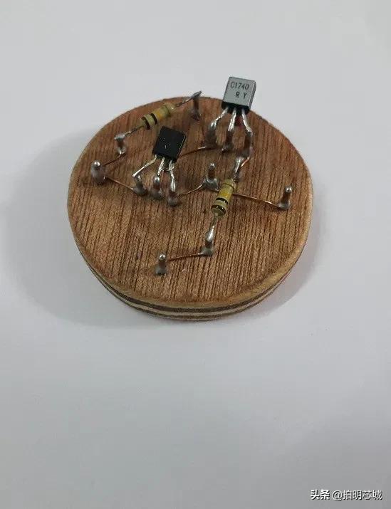 555芯片定时器工作原理,555定时器构成单稳态触发器