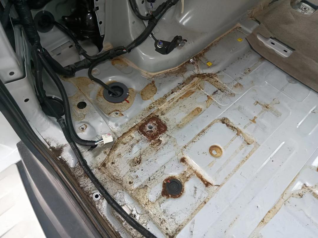 老旧丰田霸道修复,04年丰田霸道翻新改造全过程