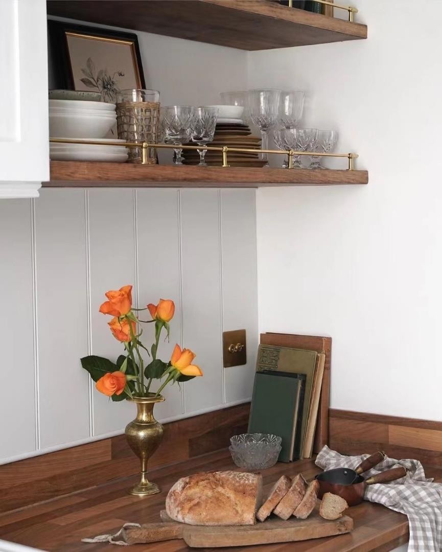 高级感原木风客厅设计,英国女子装修新房