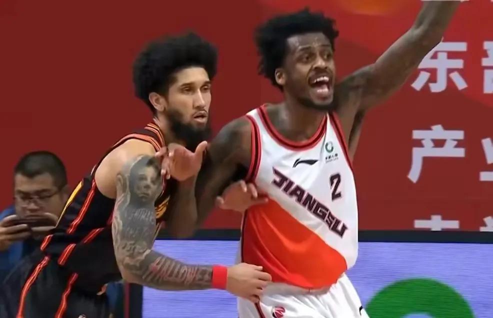 超级双塔失去威力，王牌锋线崴脚受伤，3连败让深圳被打回原形