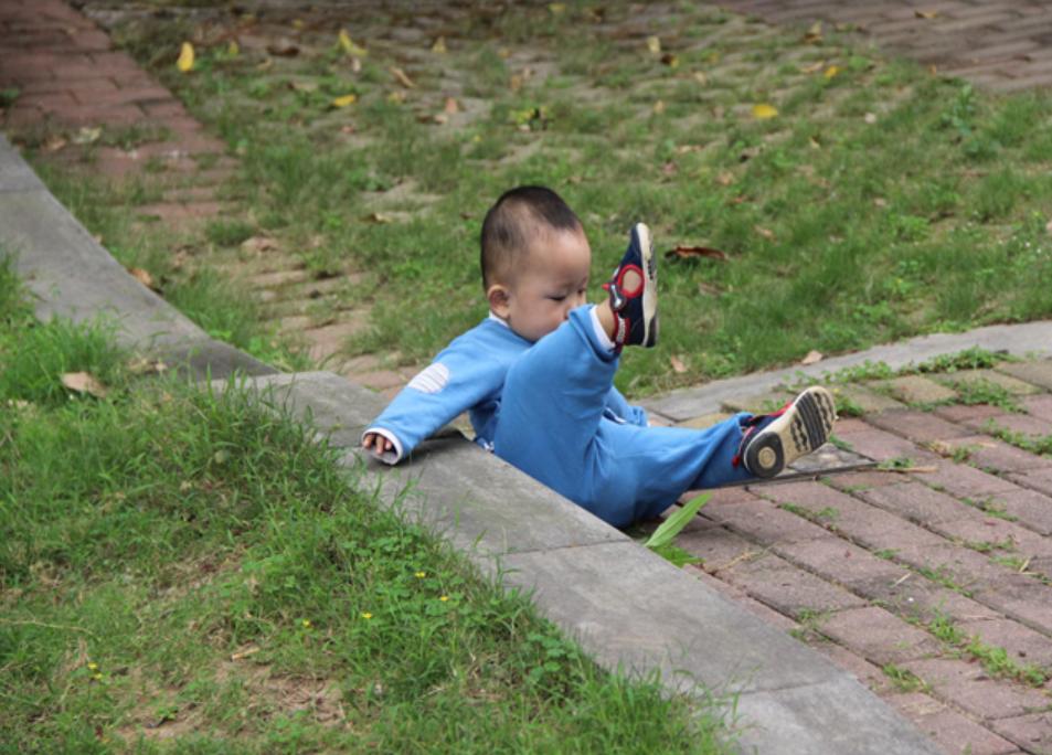 婴儿不小心摔倒了要怎么处理,宝宝不小心摔跤了大人怎么做正确