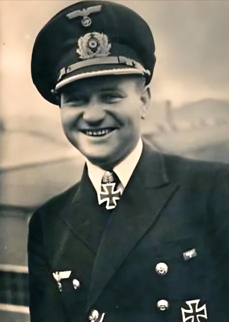 德军u型潜艇击沉皇家橡树号画面,德军最新型潜艇